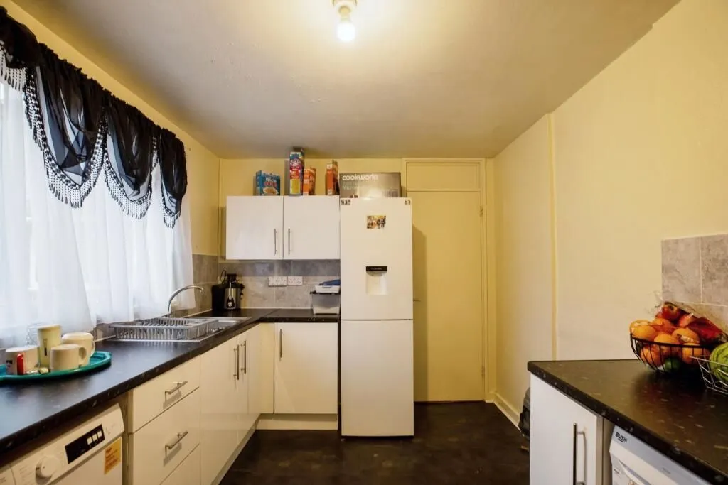 London, SE15 2LG - Online Auctions