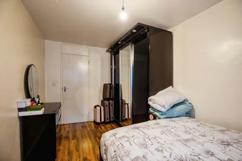 London, SE15 2LG - Online Auctions
