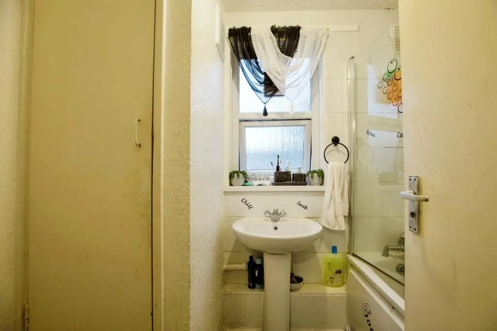 London, SE15 2LG - Online Auctions