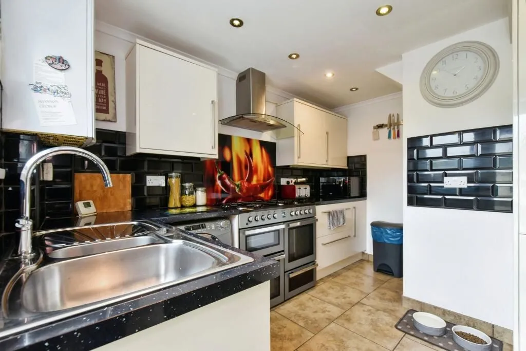 Llanelli, Dyfed, SA14 8AG - Online Auctions