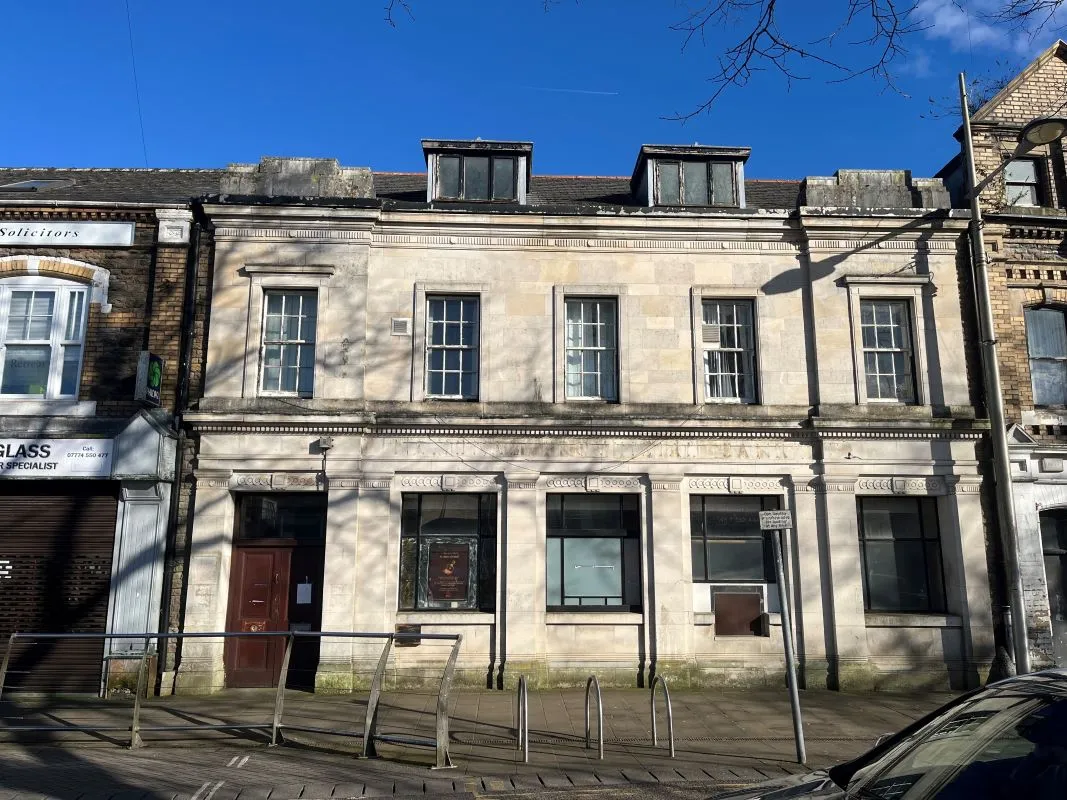 Ebbw Vale, Gwent, NP23 6HL - Online Auctions