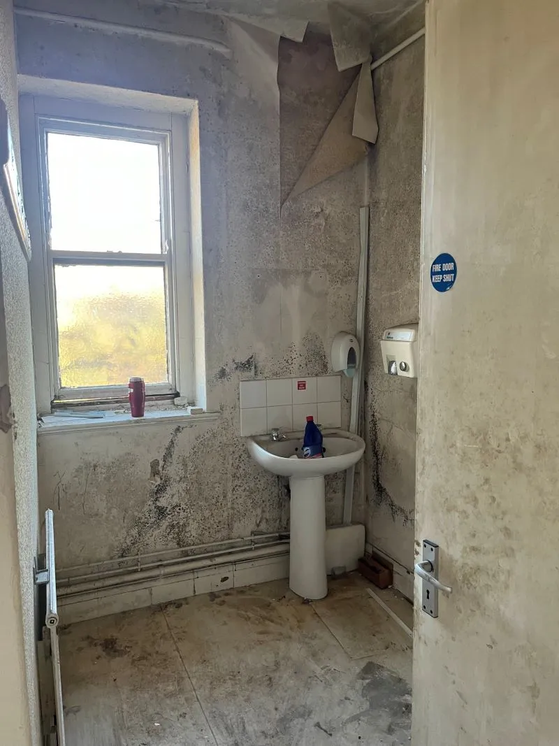 Ebbw Vale, Gwent, NP23 6HL - Online Auctions