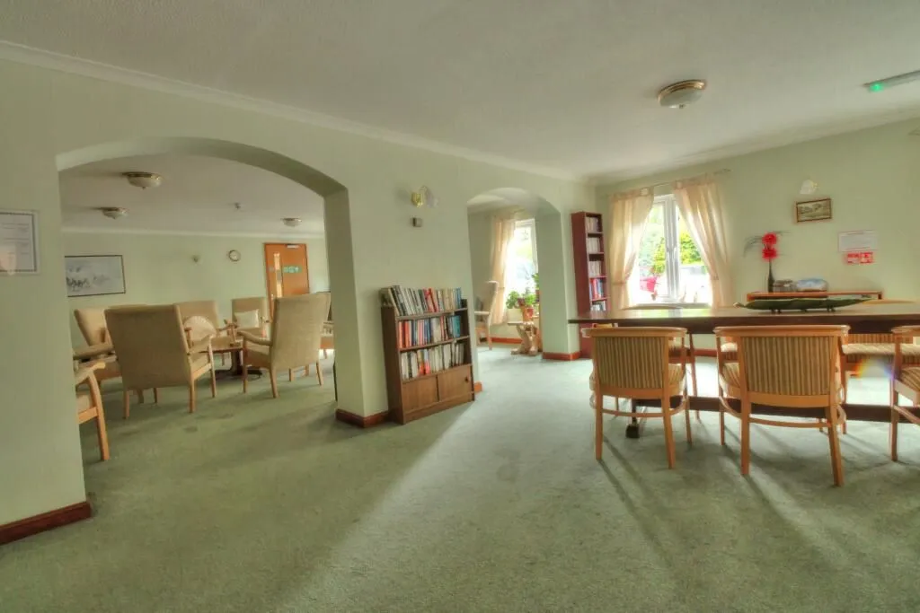 Heather Court, Stockbridge Road, Chichester, West Sussex, PO19 8HJ - Online Properties