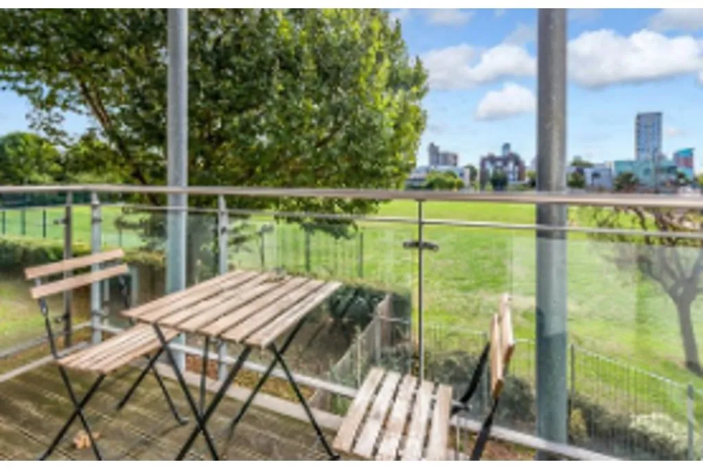 London, E14 6QP - Online Auctions