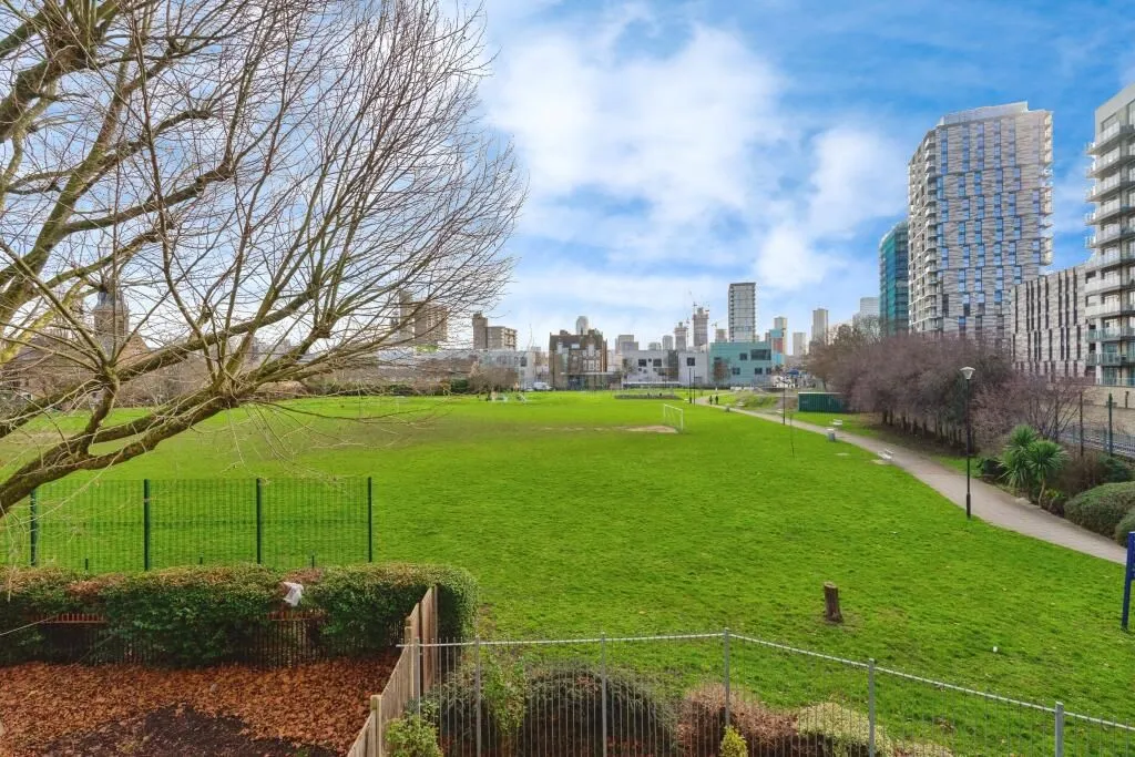London, E14 6QP - Online Auctions