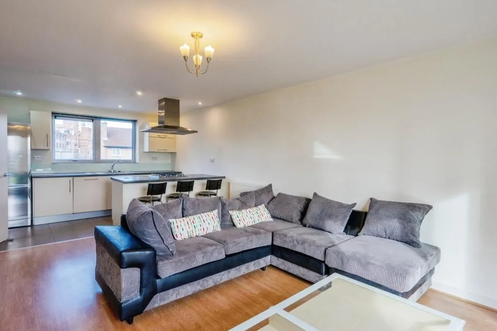 London, E14 6QP - Online Auctions