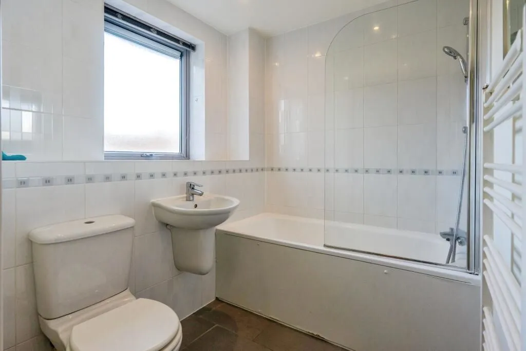 London, E14 6QP - Online Auctions
