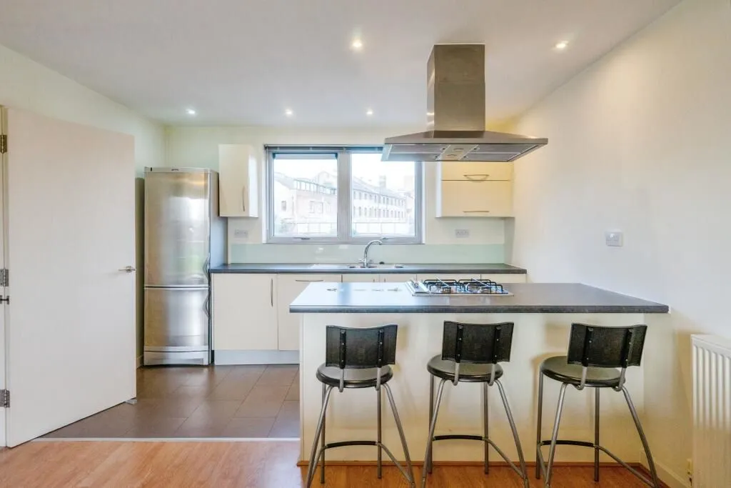 London, E14 6QP - Online Auctions