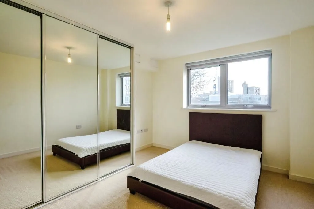 London, E14 6QP - Online Auctions