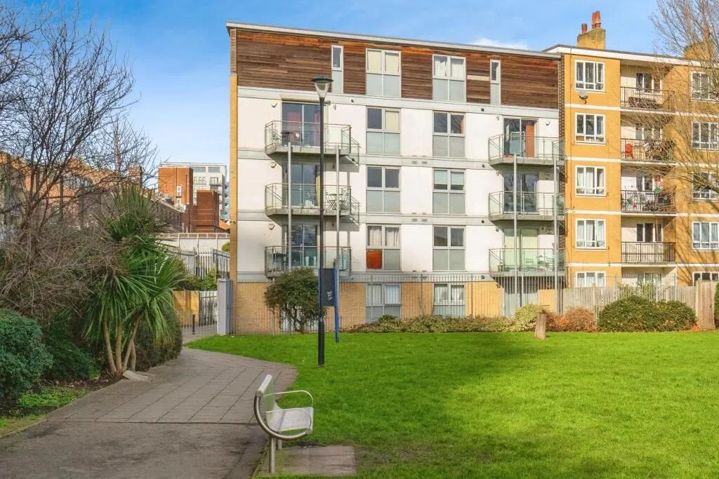 London, E14 6QP - Online Auctions