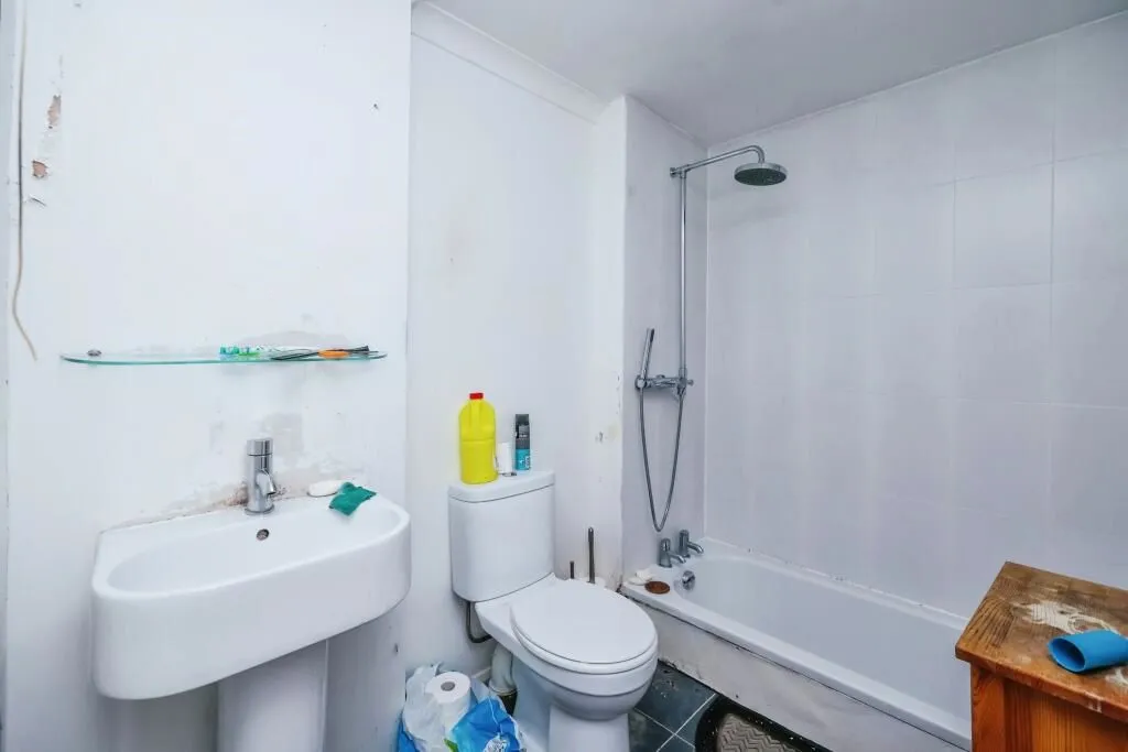 89a Forest Road West, Nottingham, Nottinghamshire, NG7 4ER - Online Auctions
