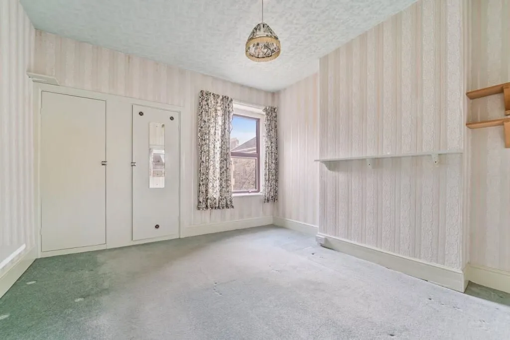 Weston-Super-Mare, Avon, BS23 3EB - Online Auctions