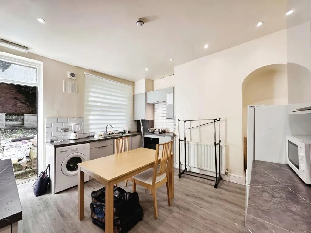 Leeds, West Yorkshire, LS4 2NT - Online Properties
