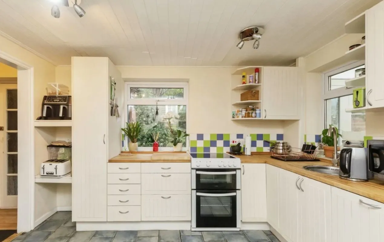 Kingswood, Bristol, Avon, BS15 8DG - Online Auctions