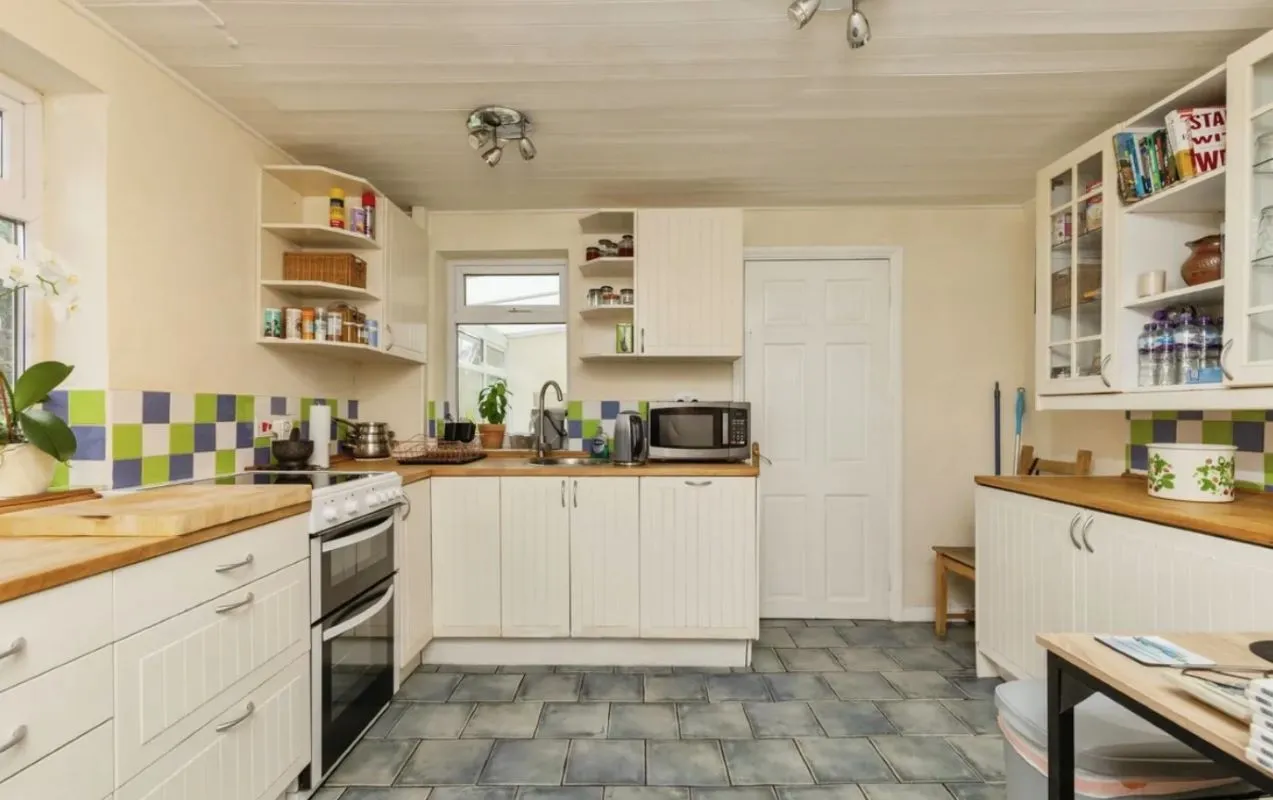 Kingswood, Bristol, Avon, BS15 8DG - Online Auctions