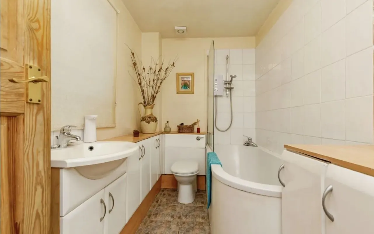 Kingswood, Bristol, Avon, BS15 8DG - Online Auctions