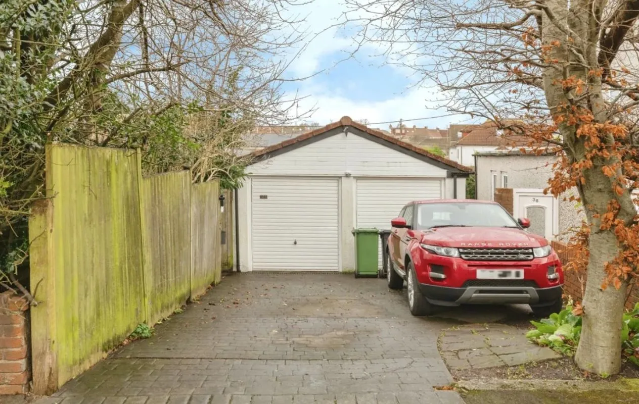 Kingswood, Bristol, Avon, BS15 8DG - Online Auctions