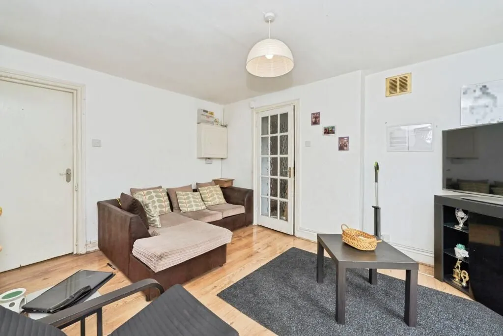9 Leamington Park, London, W3 6TJ - Online Auctions
