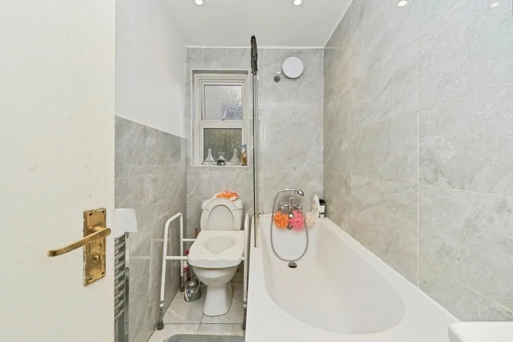 9 Leamington Park, London, W3 6TJ - Online Auctions