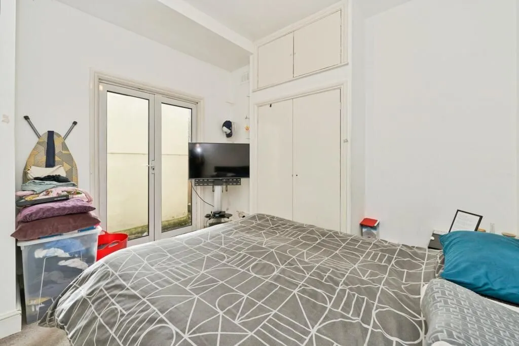 9 Leamington Park, London, W3 6TJ - Online Auctions