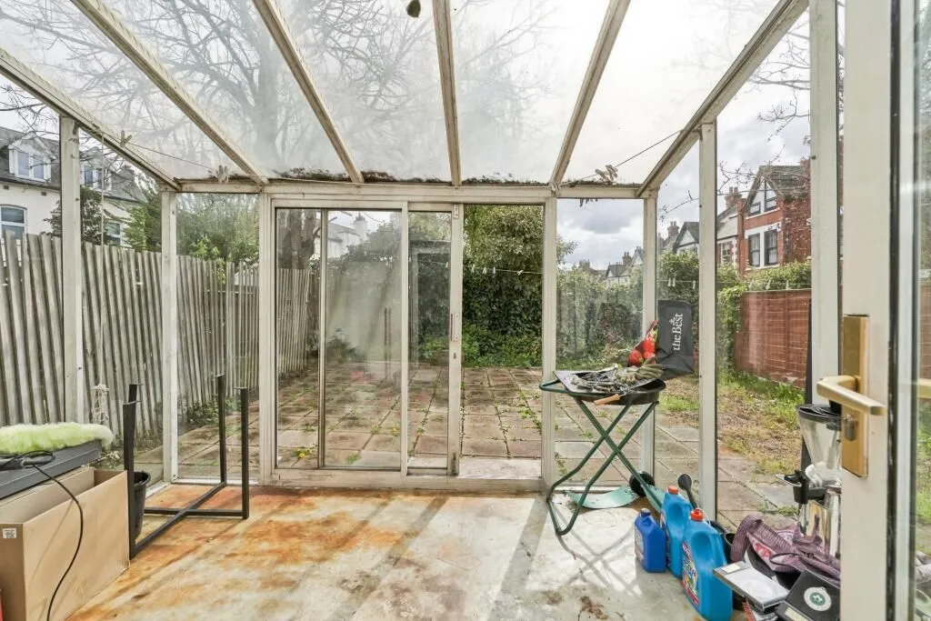 9 Leamington Park, London, W3 6TJ - Online Auctions