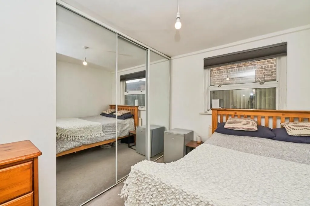 9 Leamington Park, London, W3 6TJ - Online Auctions