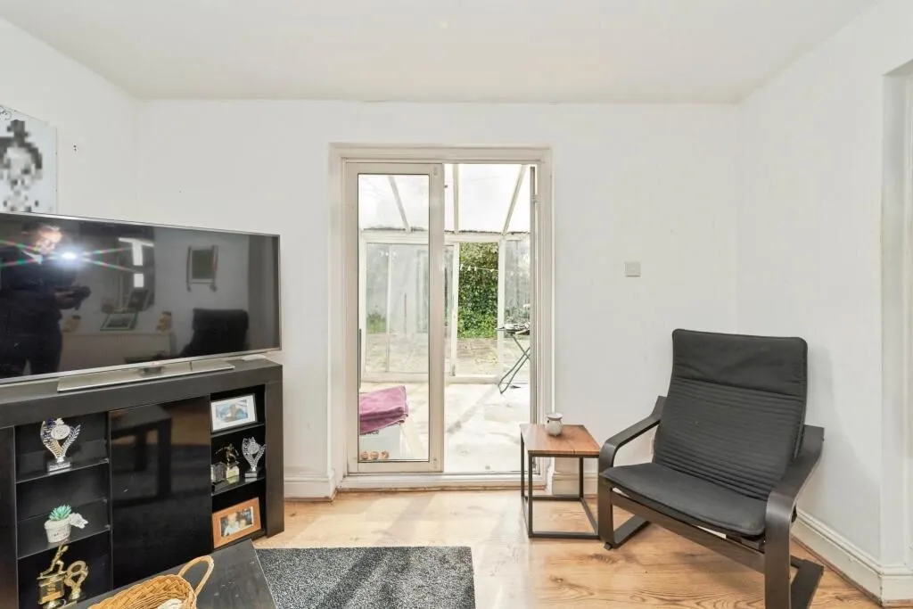 9 Leamington Park, London, W3 6TJ - Online Auctions