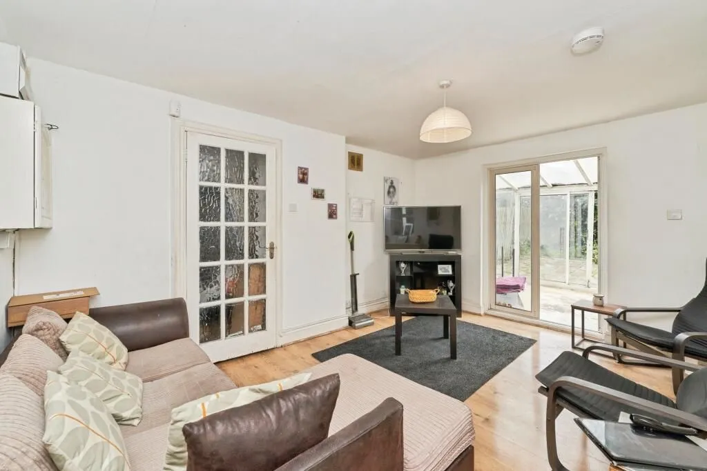 9 Leamington Park, London, W3 6TJ - Online Auctions