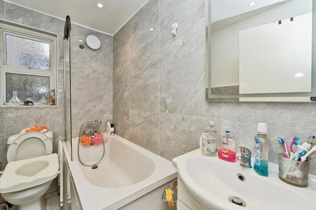 9 Leamington Park, London, W3 6TJ - Online Auctions