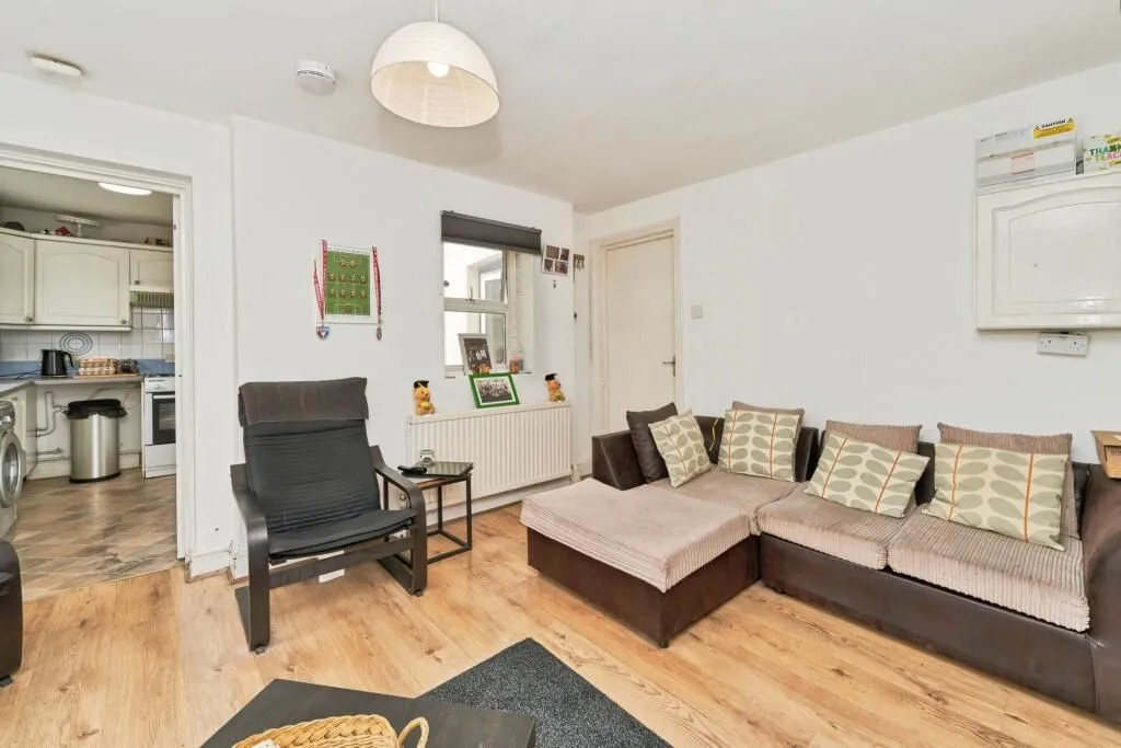 9 Leamington Park, London, W3 6TJ - Online Auctions