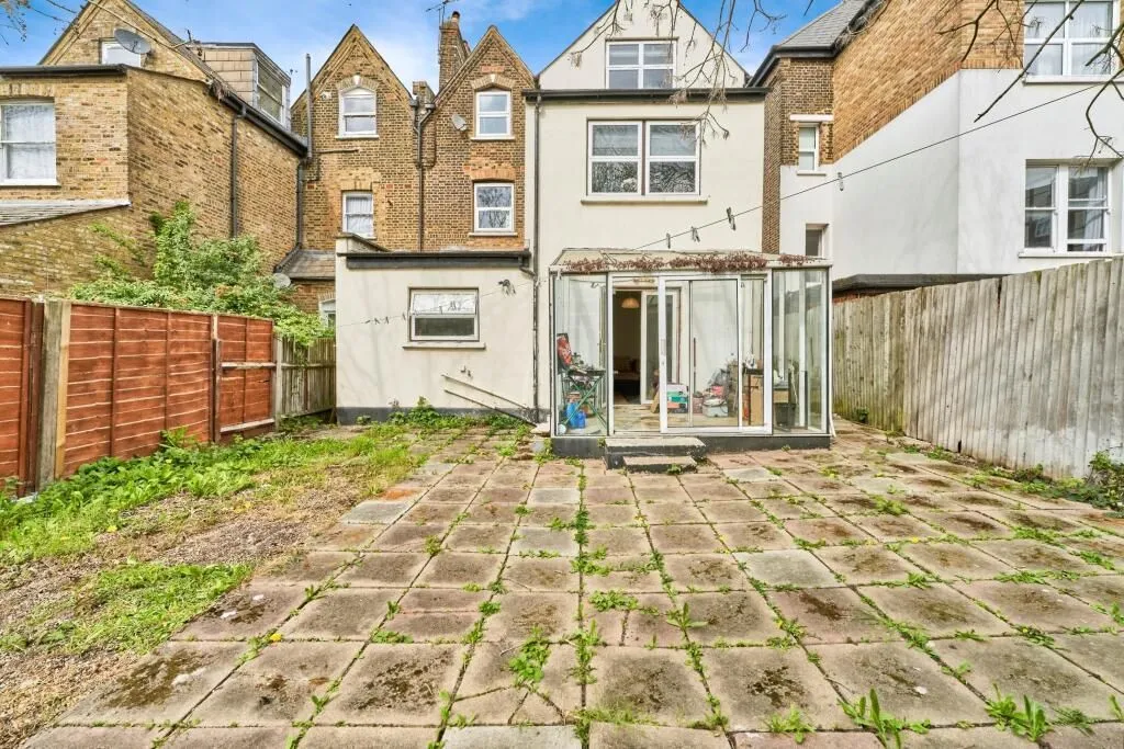 9 Leamington Park, London, W3 6TJ - Online Auctions