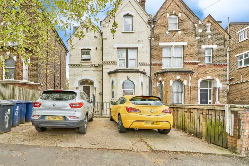 9 Leamington Park, London, W3 6TJ - Online Auctions