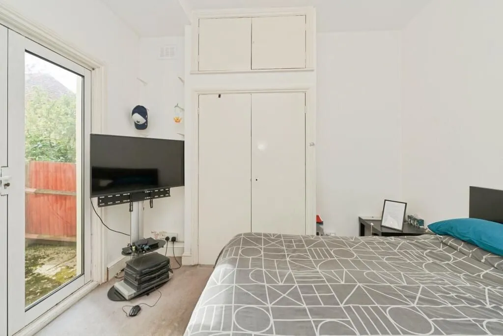 9 Leamington Park, London, W3 6TJ - Online Auctions
