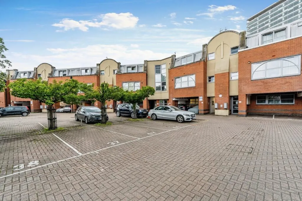 Sundial Court, Barnsbury Lane, Surbiton, Surrey, KT5 9AN - Online Auctions