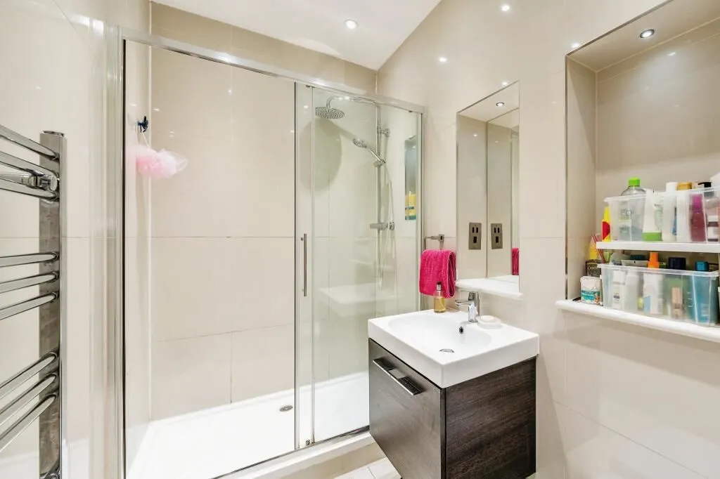 Sundial Court, Barnsbury Lane, Surbiton, Surrey, KT5 9AN - Online Auctions