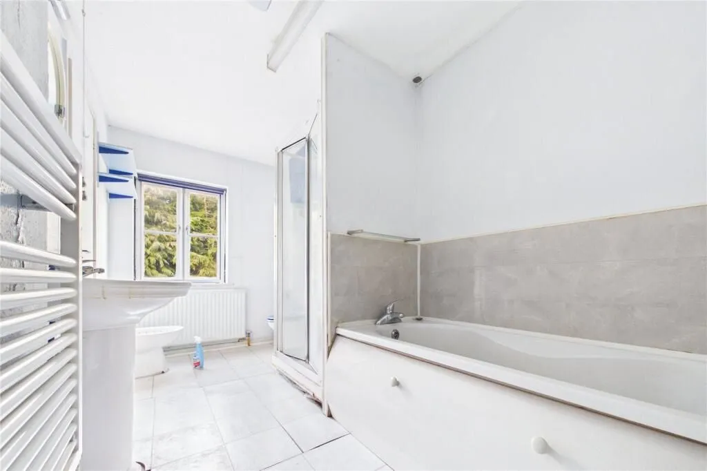 20 Newbury Road, Kingsclere, Newbury, Berkshire, RG20 5SR - Online Auctions