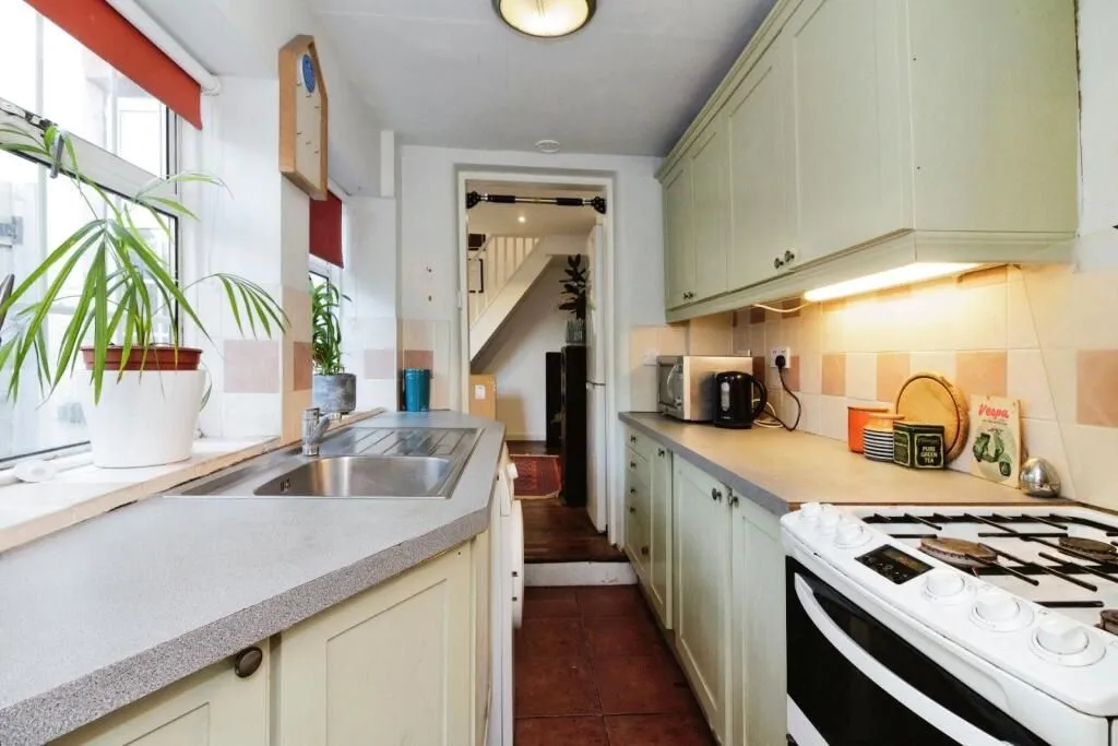 Staines-upon-Thames, Middlesex, TW18 4HT - Online Auctions