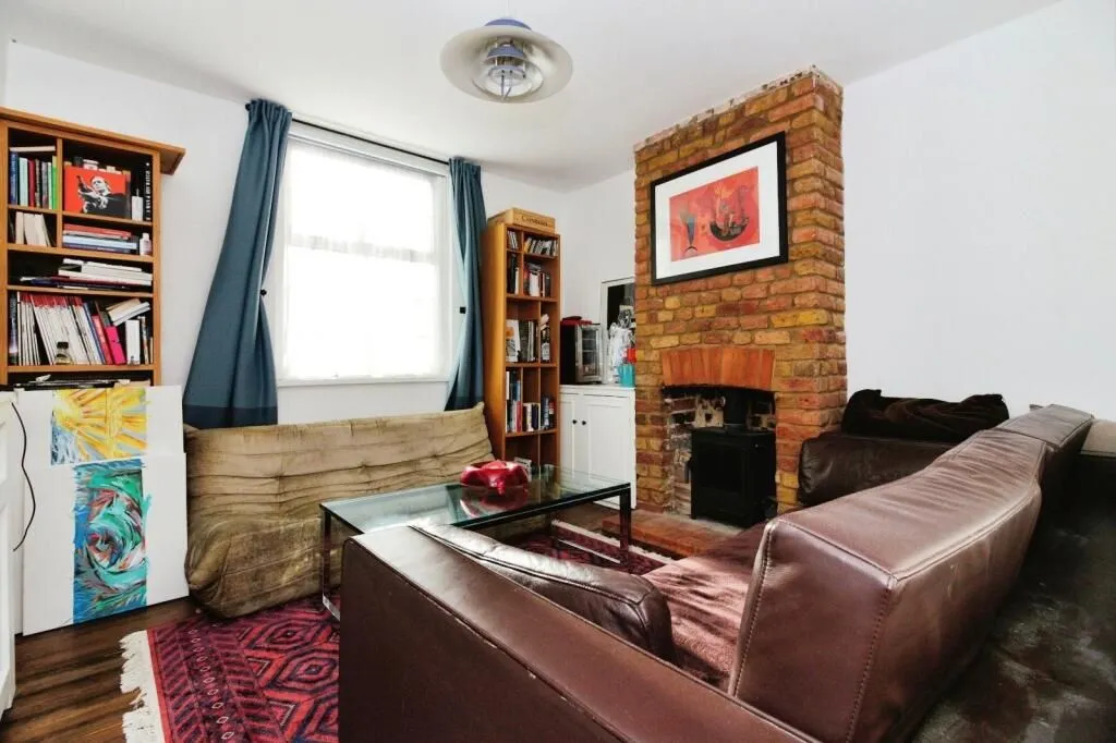 Staines-upon-Thames, Middlesex, TW18 4HT - Online Auctions