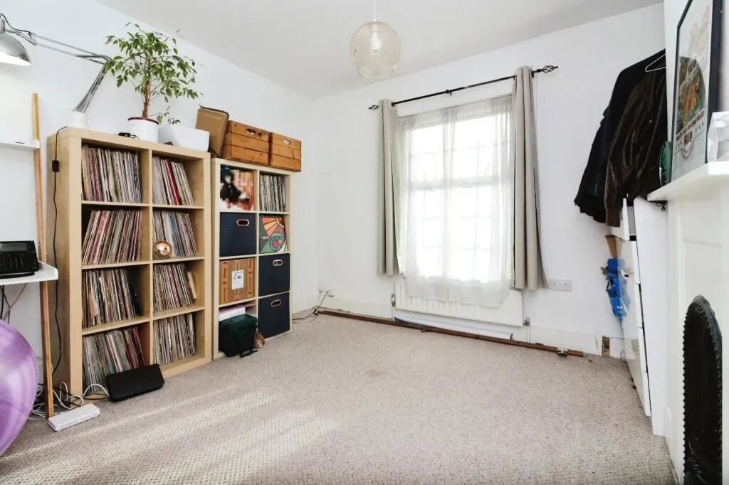 Staines-upon-Thames, Middlesex, TW18 4HT - Online Auctions