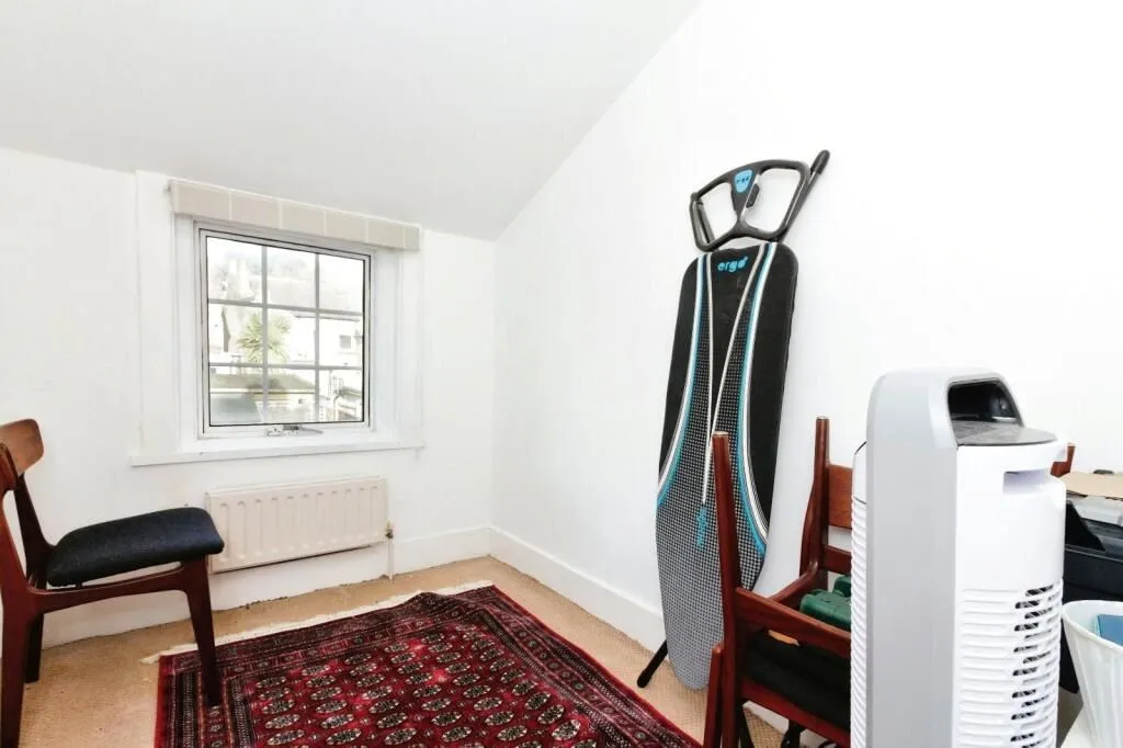 Staines-upon-Thames, Middlesex, TW18 4HT - Online Auctions