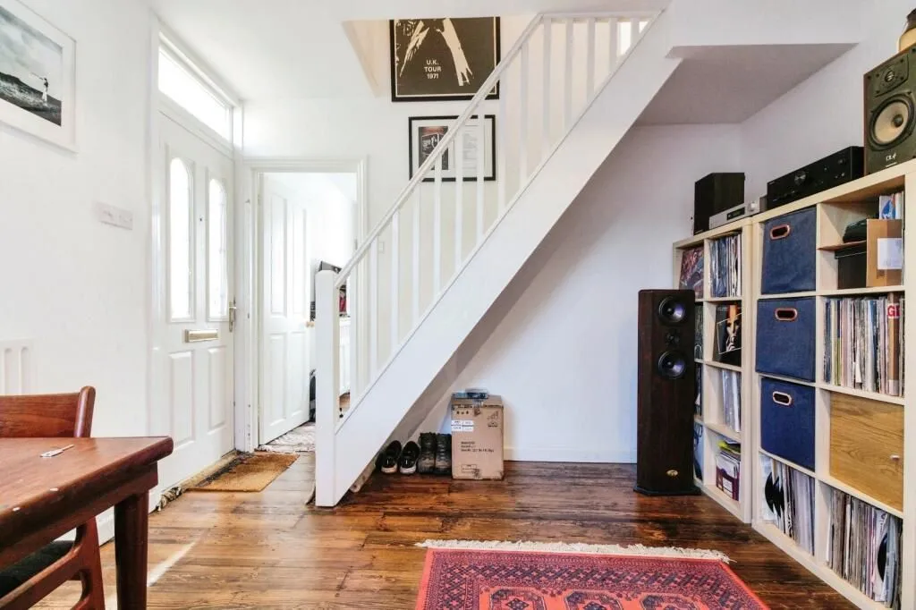 Staines-upon-Thames, Middlesex, TW18 4HT - Online Auctions