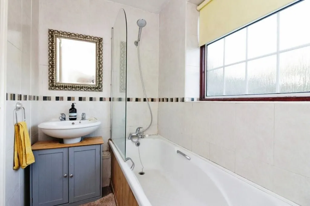Staines-upon-Thames, Middlesex, TW18 4HT - Online Auctions