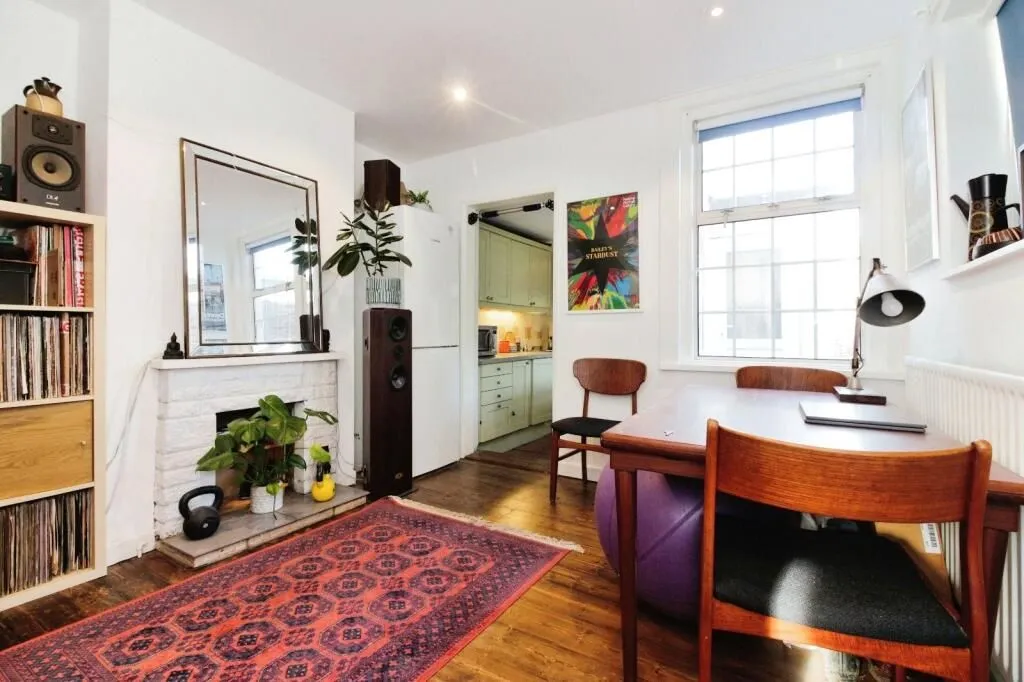 Staines-upon-Thames, Middlesex, TW18 4HT - Online Auctions