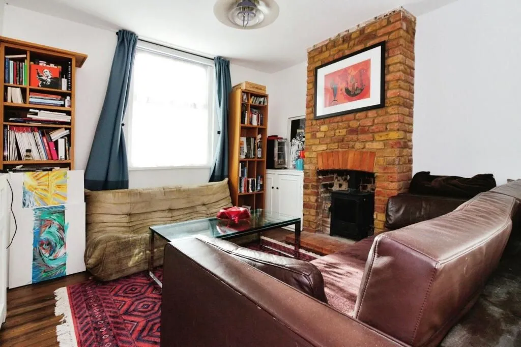 Staines-upon-Thames, Middlesex, TW18 4HT - Online Auctions