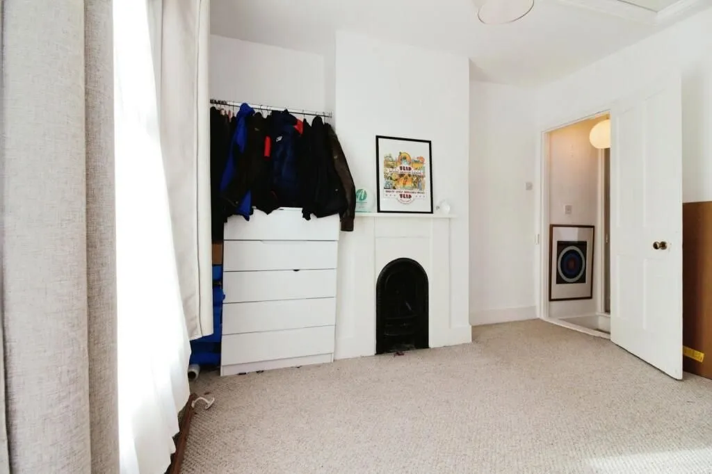 Staines-upon-Thames, Middlesex, TW18 4HT - Online Auctions