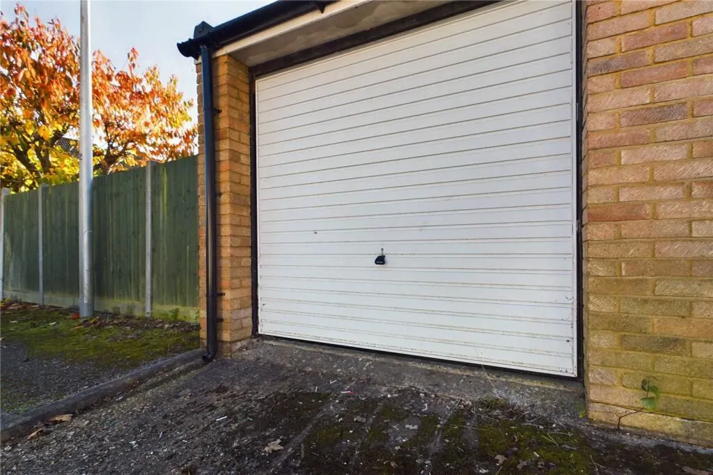 Calcot, Reading, Berkshire, RG31 7PQ - Online Auctions