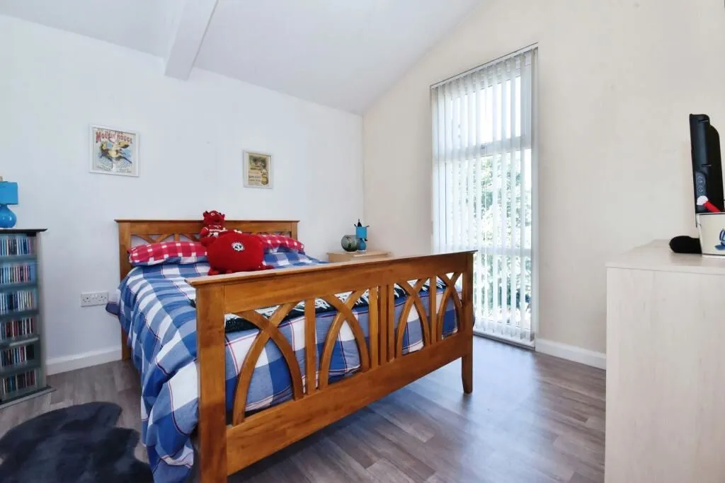 Manchester, Lancashire, M11 3NH - Online Auctions