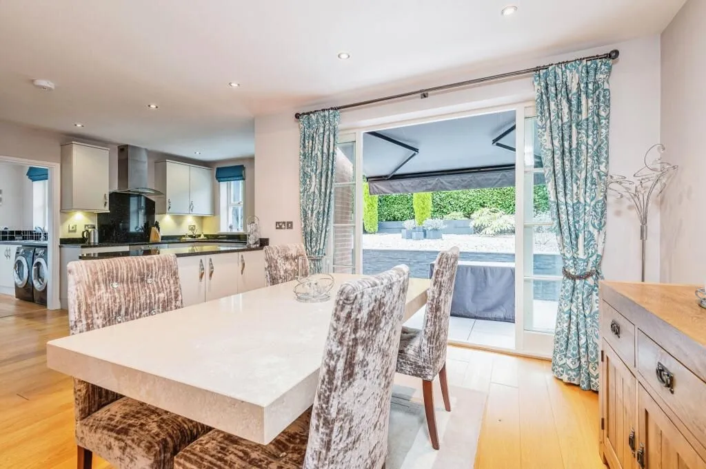 Wrenthorpe, Wakefield, West Yorkshire, WF2 0FJ - Online Auctions