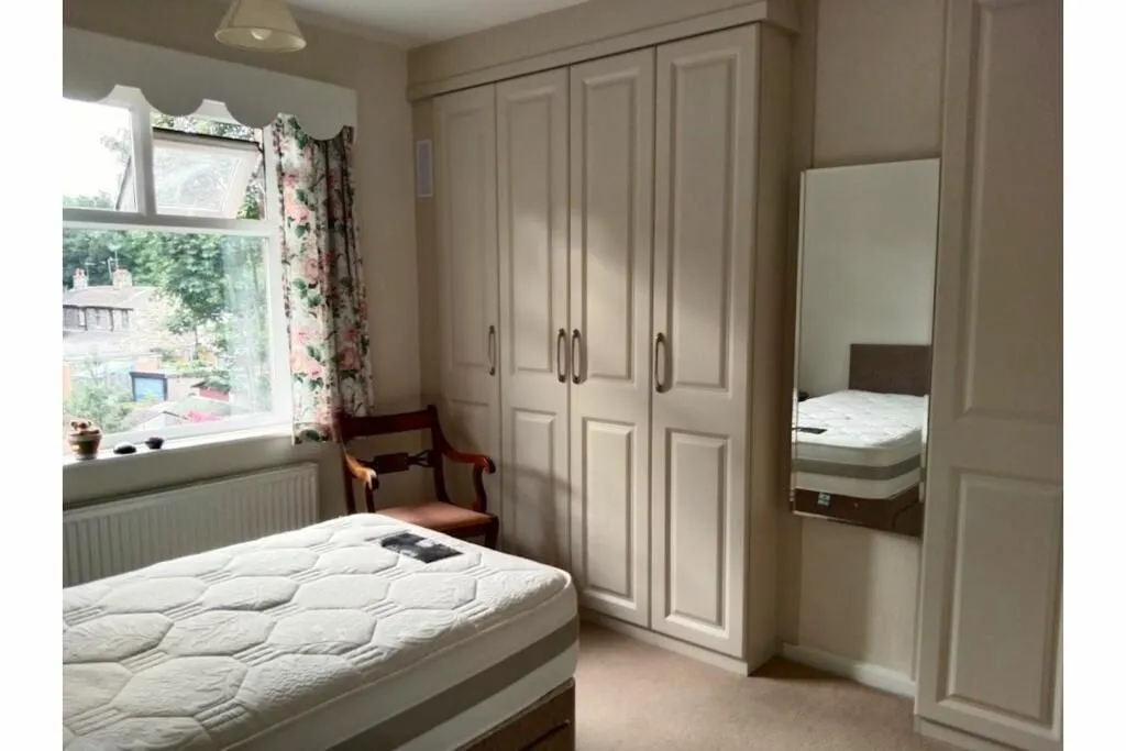 Huddersfield, West Yorkshire, HD4 6JZ - Online Auctions