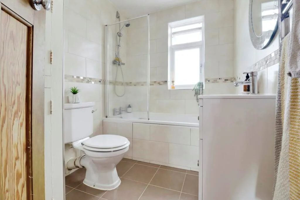 Loughborough, Leicestershire, LE11 5JR - Online Auctions